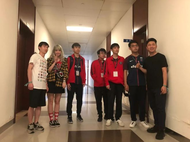 看台上有人 看台上有人